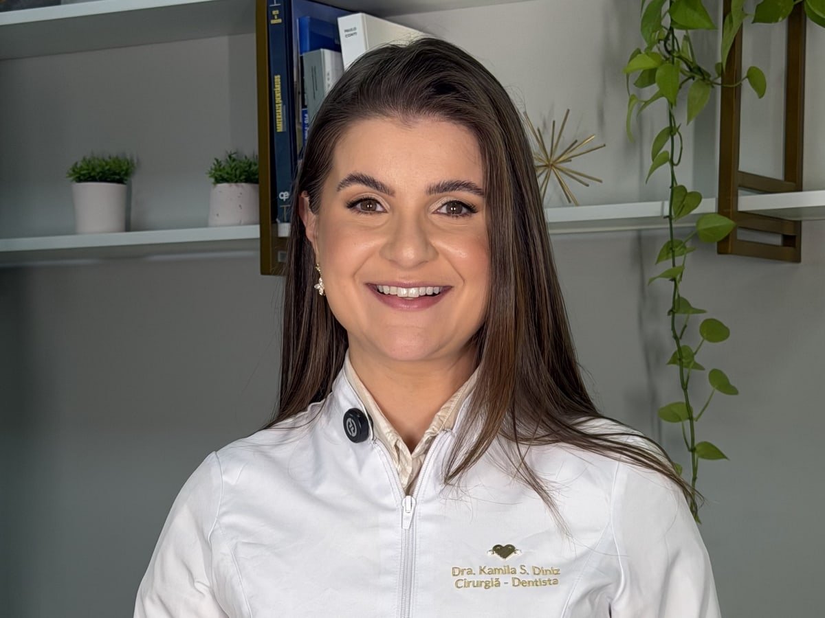 Dra. Kamila Schmuller Diniz, cirurgia-dentista CRO-PR 28587, na Diniz Odontologia em Alto Parana, PR