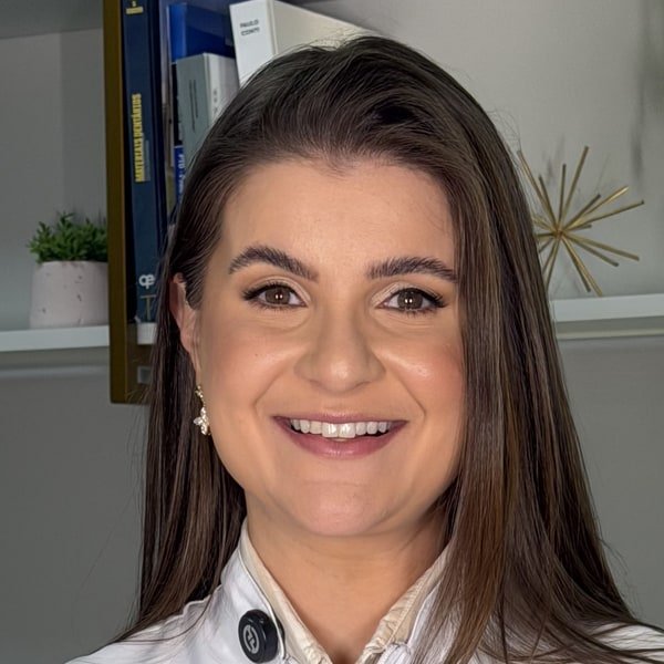 Dra. Kamila Schmuller Diniz, cirurgia-dentista CRO-PR 28587